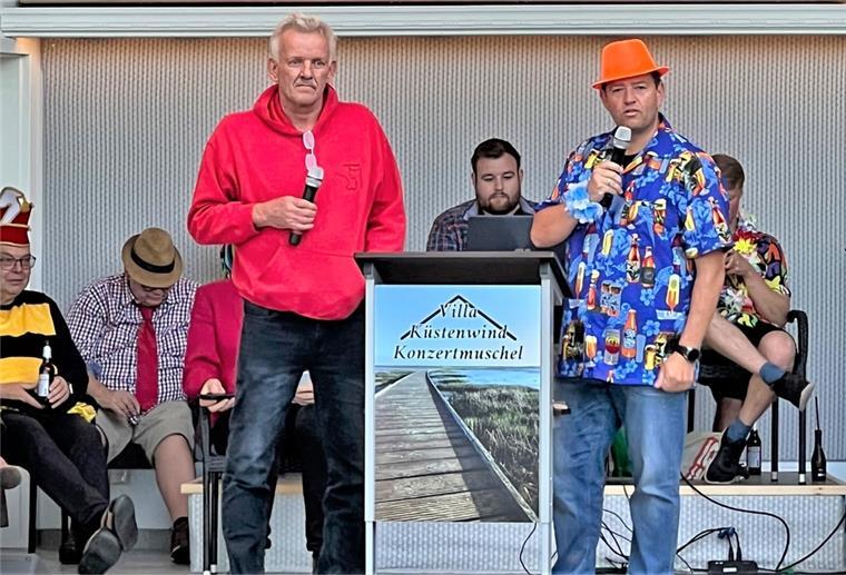 Butjadingen: Karnevalisten feiern erstmals im Sommer Für viele Lacher sorgten auch Bürgermeister Axel Linneweber (rechts) und Johann Evers von den Eckwarder Karnevalisten.