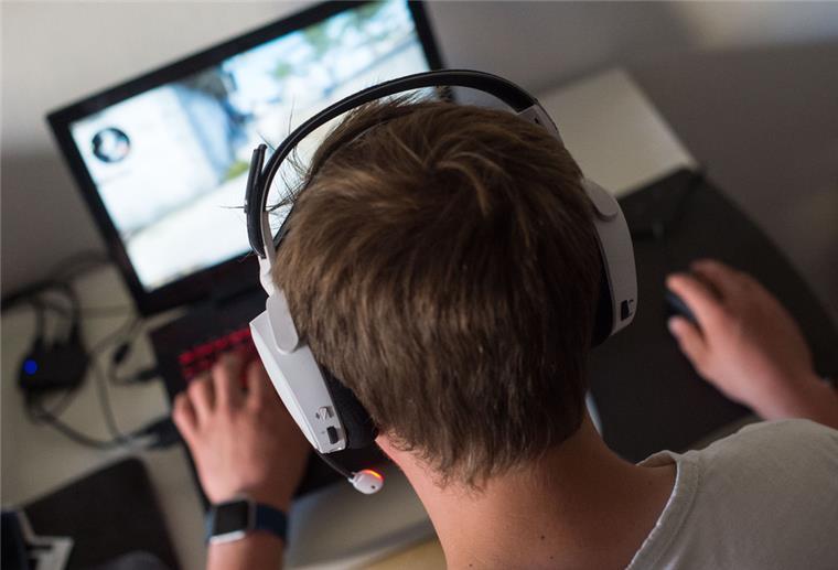 Youtube führt Label für verlässliche Gesundheitsinformationen ein Ein Jugendlicher sitzt mit einem Headset vor einem Laptop