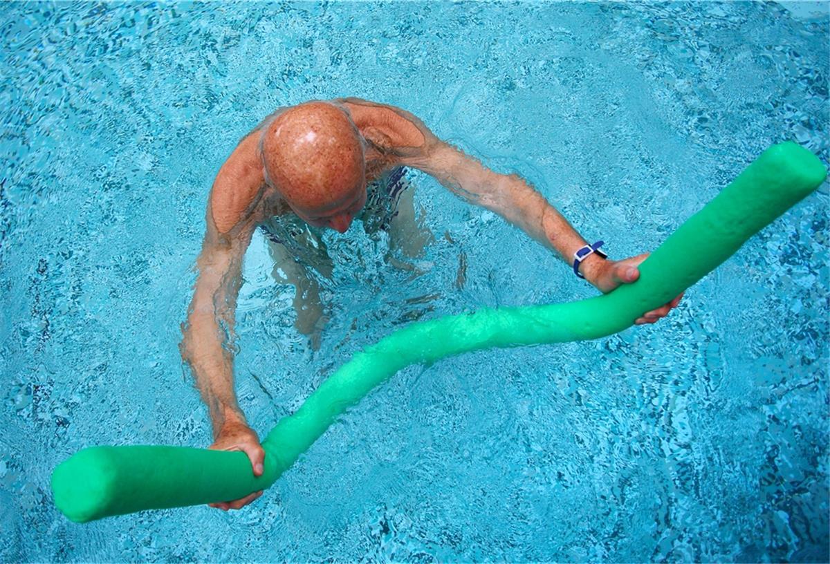 Für viele Rheumapatienten ist die Bewegung im warmen Wasser ein Segen. Doch seit Beginn der Pandemie suchen viele Therapiegruppen vergeblich nach einem Schwimmbad.