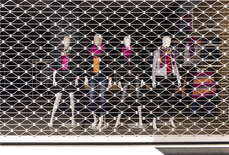 Tarmstedter hilft Händlern beim Überleben Puppen stehen im Schaufenster eines verriegelten Geschäfts.