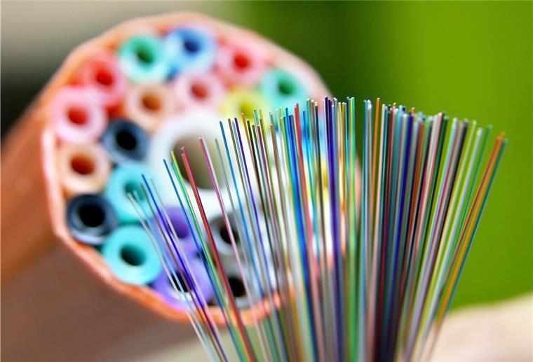 Glasfaseranschlüsse für (fast) ganz Brake Fürs schnelle Internet: Das Symbolfoto zeigt ein Kabelbündel aus Glasfaserkabeln vor einer sogenannten Speedpipe (Leerrohr) für ein Glasfasernetzwerk.