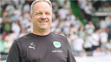 Fürth-Trainer Alexander Zorniger will jungen Spielern etwas den Druck nehmen.