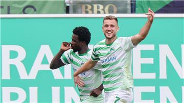 Fürther Freude: die Torschützen Dennis Srbeny und Gideon Jung.