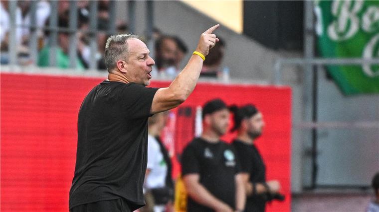 Fürths Trainer Alexander Zorniger wie immer engagiert am Spielfeldrand.