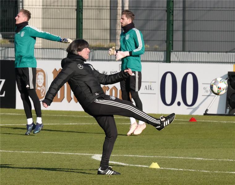 Fußball-Bundestrainer Jogi Löw (Mitte) beim Training vor dem dem Länderspiel gegen die Niederlande.