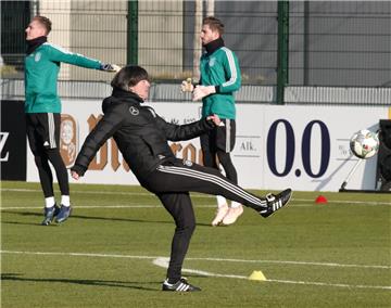 Fußball-Bundestrainer Jogi Löw (Mitte) beim Training vor dem dem Länderspiel gegen die Niederlande.