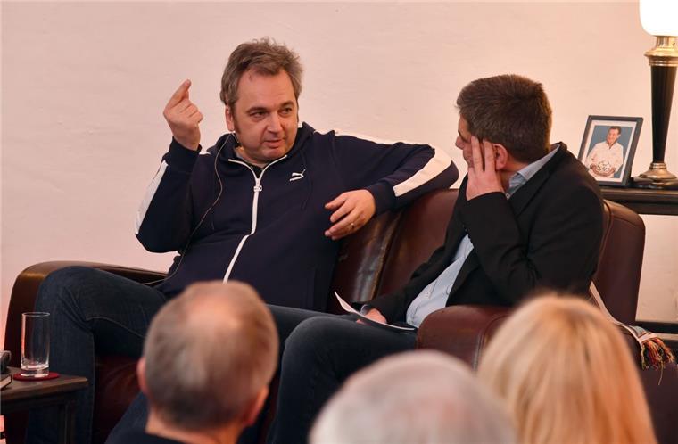 Werder und mehr: TV-Moderator Arnd Zeigler begeistert Fans Fußball-Kolumnist und Werder-Stadionsprecher Arnd Zeigler (links) stellte sich rund zwei Stunden lang den Fragen von NZ-Sportchef Lars Brockbalz – und gab skurrile Einblicke in seine Arbeit rund um die schönste Nebensache der Welt.