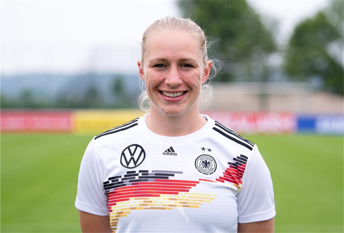 Fußball-Nationalspielerin Pauline Bremer betont, dass die Leistung der Athletinnen auch vom Zyklus abhängig sei.