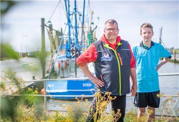 Fußball spielt für die Familie Kunz eine große Rolle. Vater Sascha Kunz, der in Dorum-Neufeld den Küsten-Imbiss betreibt, war wie sein Vater Torhüter und später Jugendtrainer. Sein Sohn Timo möchte lieber als Schiedsrichter Karriere machen - so wie sein berühmter Urgroßvater Gottfried Dienst.