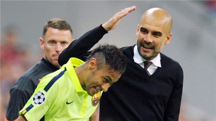 Fußball-Star Neymar (links) und der frühere Trainer Pep Guardiola (rechts) blödeln herum. Pep Guardiola wollte Neymar zu den Bayern holen.