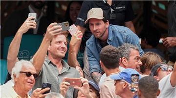 Fußball-Superstar Lionel Messi posiert beim Tennisturnier in Miami für Selfies mit den Fans.