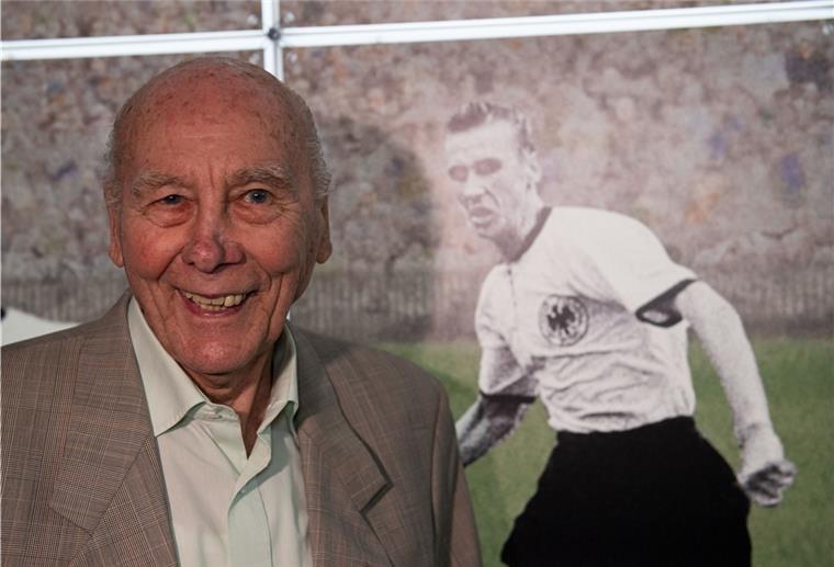 Der letzte Weltmeister von 1954: Horst Eckel gestorben Horst Eckel steht in der Sonderausstellung "Post vom Chef - Herbergers Briefe an die Weltmeister“ neben einem Bild aus seiner aktiven Zeit.