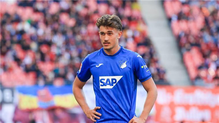 Rückkehrer und Neulinge spielen für Deutschland Fußballer Tom Bischof ist neu im deutschen Team.