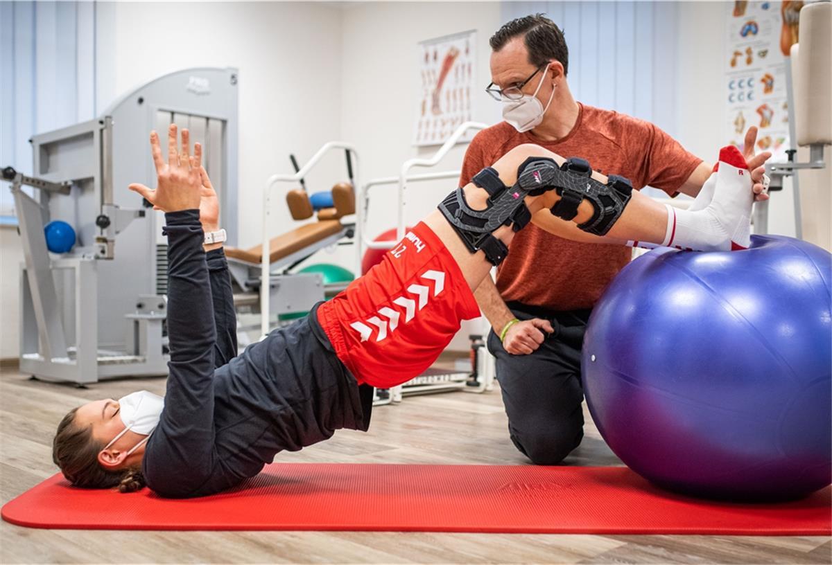 Fußballerin Giovanna Hoffmann lässt sich nach Kreuzbandriss und Operation physiotherapeutisch in der Praxis von Olaf Bruns bei der Reha betreuen. Zum Programm gehören Stabilisierungsübungen mit Rumpfkontrolle.