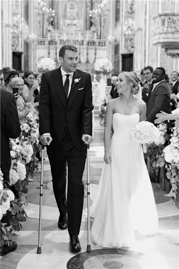 Fußballnationalspieler Manuel Neuer und seine Frau Nina Neuer kurz nach der kirchlichen Hochzeit in Monopoli.