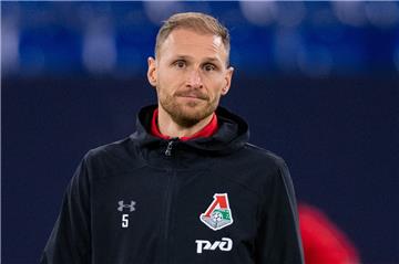 Fußballprofi Benedikt Höwedes kritisiert die Ministerpräsidenten-Wahl in Thüringen und fordert eine entschiedenere Haltung gegen Rassismus in Deutschland.