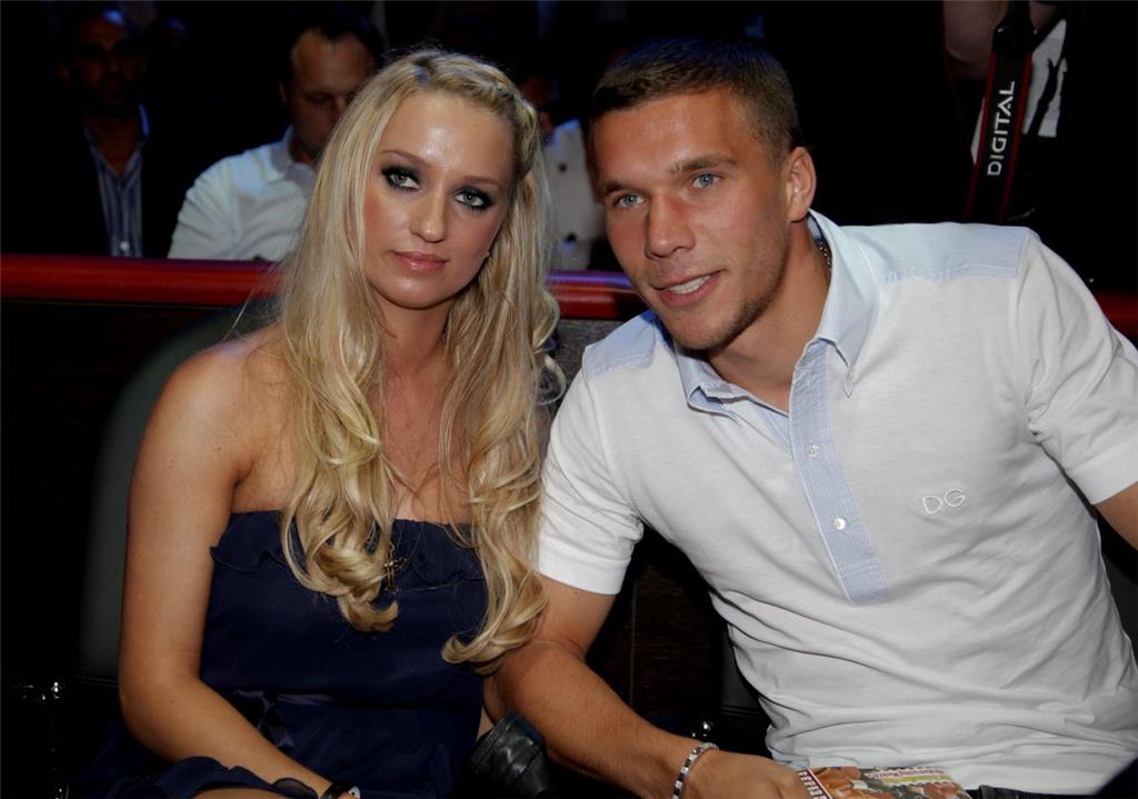 Fußballprofi Lukas Podolski und seine Freundin Monika.