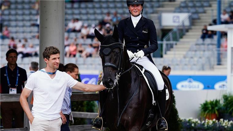 Warum Reiten so erfolgreich ist und wie Thomas Müller hilft Fußballprofi Thomas Müller ist Mitbesitzer von Christian Kukuks Goldpferd. Seine Frau Lisa ist Dressurreiterin.