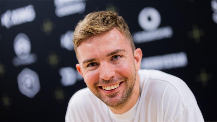 Ein Leben ohne die Bundesliga Fußballspieler Christoph Kramer spricht mit Journalisten. Er spielt seit vergangenem Jahr nicht mehr in der Bundesliga.