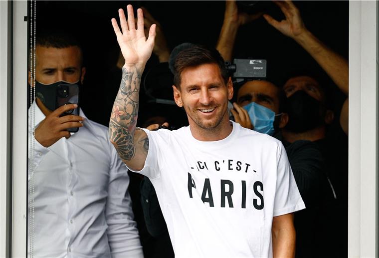 Wechsel zu PSG: Lionel Messi in Paris angekommen Fußballspieler Lionel Messi winkt den Fans aus einem Fenster zu, nachdem er auf dem Flughafen Le Bourget gelandet ist.