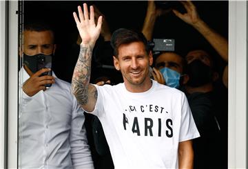 Fußballspieler Lionel Messi winkt den Fans aus einem Fenster zu, nachdem er auf dem Flughafen Le Bourget gelandet ist.
