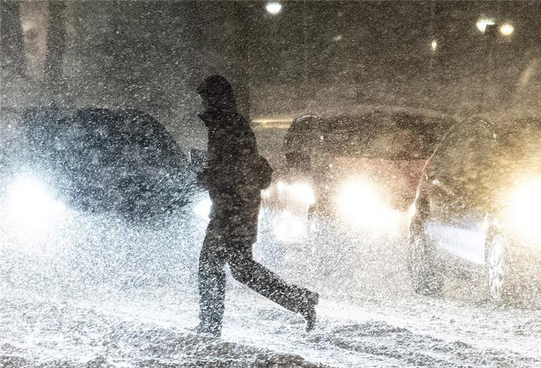 Der Wintereinbruch hier bei uns ist noch nicht vorbei Fußgänger und Autofahrer haben am Dienstagmorgen mit Schnee zu kämpfen gehabt.