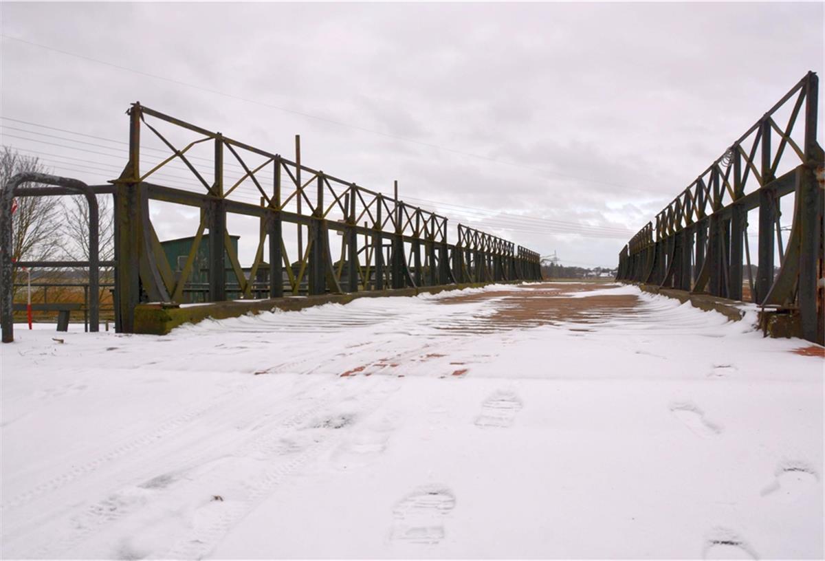 Schiffdorfer Stauschleuse: Brücke nicht mehr tragfähig Fußspuren im Schnee: Weil die Brücke an der Schiffdorfer Stauschleuse nicht mehr tragfähig ist, dürfen nur noch Fußgänger und Radfahrer das Bauwerk überqueren.
