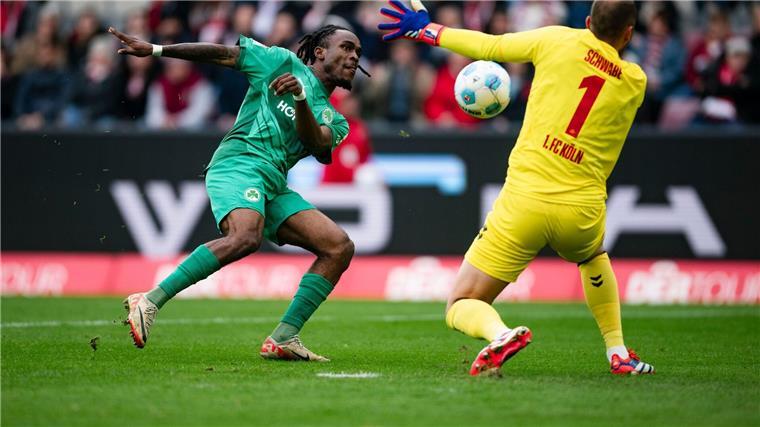 Downs führt Köln spät zum 1:0-Sieg Futkeu schließt den Konter nicht gut ab.