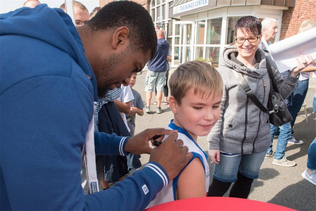 Fynn Bänsch holt sich sein Autogramm vor den Augen seiner Mutter Corian direkt a...