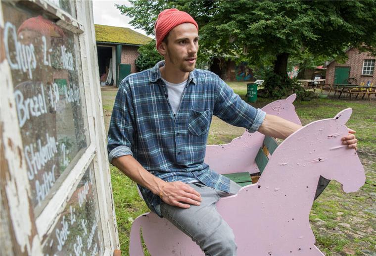 Fragwürdige Maskendeals: Fynn Kliemann droht Geldauflage Ein Mann sitzt auf einem Holzpferd.