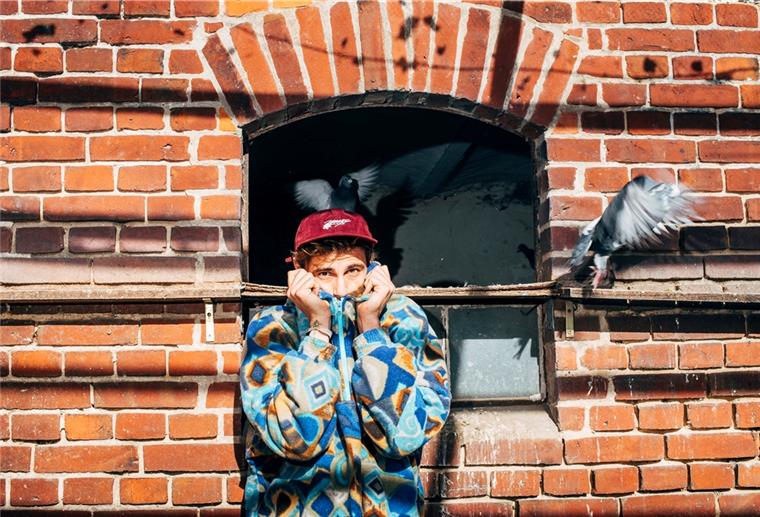 Fynn Kliemann ruft für Musikvideo Fans zur Teilnahme auf Fynn Kliemann veröffentlicht am 29. Mai sein zweites Album „Pop“. An einem Musikvideo können sich Fans mit einem Beitrag beteiligen.