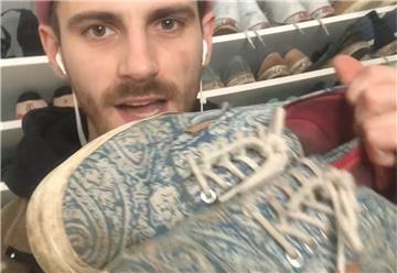 Fynn Kliemann vor seinem Schuhregal - mit den zehn Jahre alten Van-Sneakern, die er für die Aktion "Sneakerjagd" hergegeben hat. Damit soll herausgefunden werden, was eigentlich mit unseren weggeworfenen Schuhen passiert.
