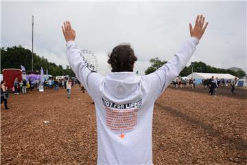 G7 ist besser als G20: Rund 40 Festivalbesucher tragen dieses Sweat-Shirt. Die N...