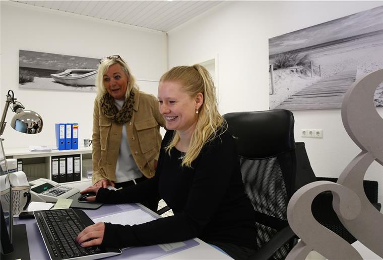 Startschuss in der Wahlheimat Butjadingen Gabi Kruse (links) hat in Burhave einen Büroservice eröffnet. Ab Montag ging es hier los: An dem Tag hatte Jessica Wieting ihren ersten Arbeitstag.