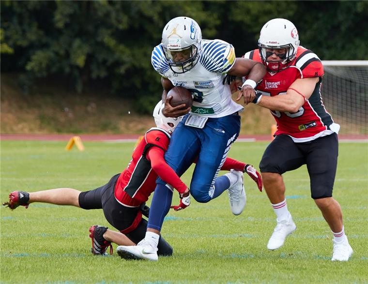 Football: Seahawks verlieren Spitzenspiel gegen Oldenburg Gabriel Cunningham (Mitte) musste mit den OSC-Footballern die zweite Saisonniederlage hinnehmen. Wie im Hinspiel war Oldenburg zu stark.