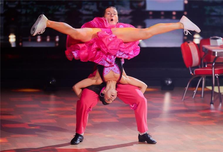 „Let’s Dance“: Eine Popsängerin muss abtanzen Gabriel Kelly und Malika Dzumaev mit Akrobatikeinlage.