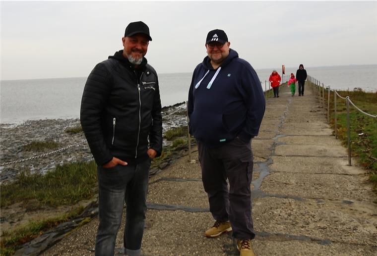 Gabriel Perez und Lars Lammers am Strand in Burhave. Mit dem Herbst kommen auch ihre Live-Partys zurück ins Netz.