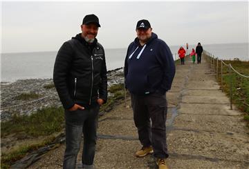 Gabriel Perez und Lars Lammers am Strand in Burhave. Mit dem Herbst kommen auch ihre Live-Partys zurück ins Netz.