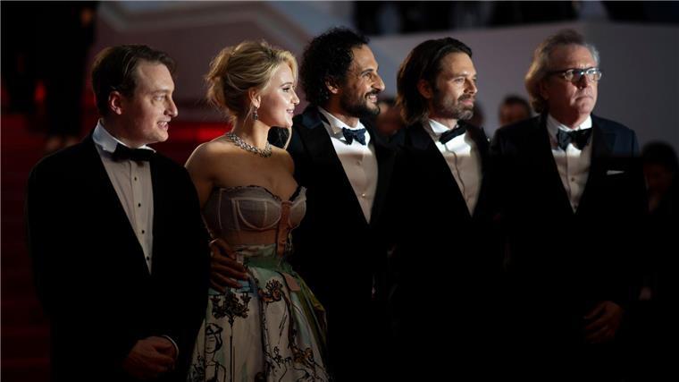 Trump will gegen Film über ihn vorgehen Gabriel Sherman (l-r), Maria Bakalova, Regisseur Ali Abbasi, Sebastian Stan und Martin Donovan nach der Premiere des Films „The Apprentice“ in Cannes.