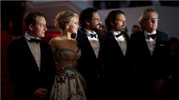 Gabriel Sherman (l-r), Maria Bakalova, Regisseur Ali Abbasi, Sebastian Stan und Martin Donovan nach der Premiere des Films „The Apprentice“ in Cannes.
