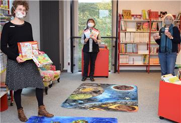 Gabriele Arndt (rechts) geht in den wohlverdienten Ruhestand. Ihre Nachfolgerin als Leiterin der Kreisbibliothek wird zum 1. Januar 2021 Anne Humboldt (links). Komplettiert wird das Trio von Elke Bielefeld (Mitte).