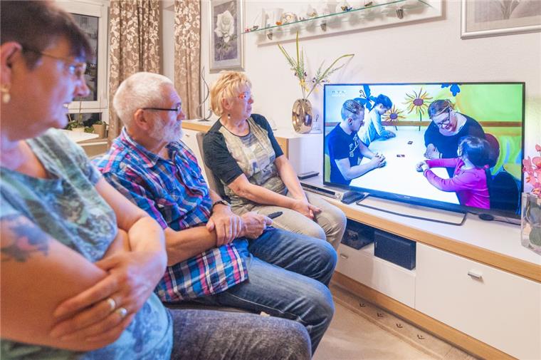 Nach RTL-Dreh in Bremerhaven: "Kinderarmut hat nicht nur mit Geld zu tun" Gabriele Beck, Wolfgang und Cornelia Rönnefahrt sehen gemeinsam die Reportage über die Kinderwohnung Sonnenblume in Bremerhaven bei Stern TV. Dort ist Comedy-Star Ilka Bessin zu Besuch, bekannt als "Cindy von Marzahn".