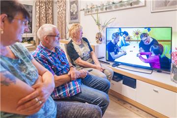 Gabriele Beck, Wolfgang und Cornelia Rönnefahrt sehen gemeinsam die Reportage über die Kinderwohnung Sonnenblume in Bremerhaven bei Stern TV. Dort ist Comedy-Star Ilka Bessin zu Besuch, bekannt als "Cindy von Marzahn".