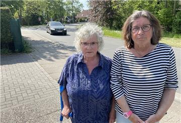 Gabriele Westhoff und Petra Optatzi fordern eine Lösung für die ihrer Meinung nach gefährliche Kurve, die die Strandallee in Höhe Kachelstübchen beschreibt.