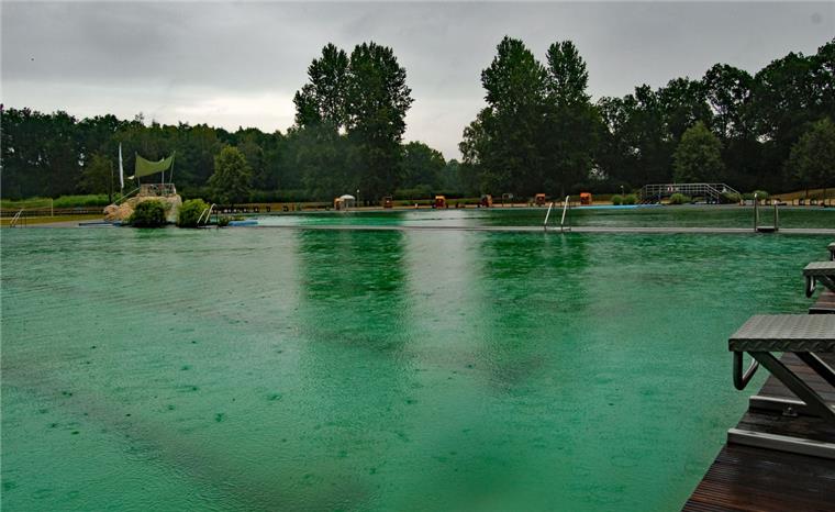 Gähnende Leere im Naturbad Zeven Gähnende Leere herrschte am Sonnabend im Zevener Naturbad. Das Wetter wollte bei der DLRG-Badeparty einfach nicht mitspielen.