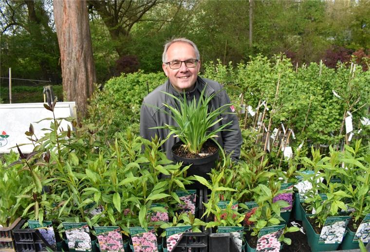 Gärtner Michael Meyer inmitten von Gartenphlox und Taglilien, deren Blüten nicht nur im Garten sehr dekorativ sind, sondern auch auf dem Teller.
