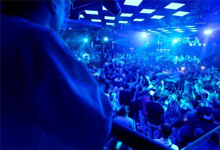 Das sind die besten Clubs in Deutschland und der Welt Gäste drängen sich auf einer der Tanzflächen im Kölner Club „Bootshaus“. (Archivbild)