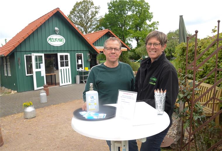 Abstand an der Milchtheke Gäste müssen sich registrieren und die Hände desinfizieren, ehe es an die Leckereien rund um die Milch geht: Tanja und Klaus Schröder freuen sich, dass die „Melkhus“-Saison morgen wieder losgehen kann.