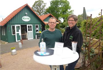 Gäste müssen sich registrieren und die Hände desinfizieren, ehe es an die Leckereien rund um die Milch geht: Tanja und Klaus Schröder freuen sich, dass die „Melkhus“-Saison morgen wieder losgehen kann.