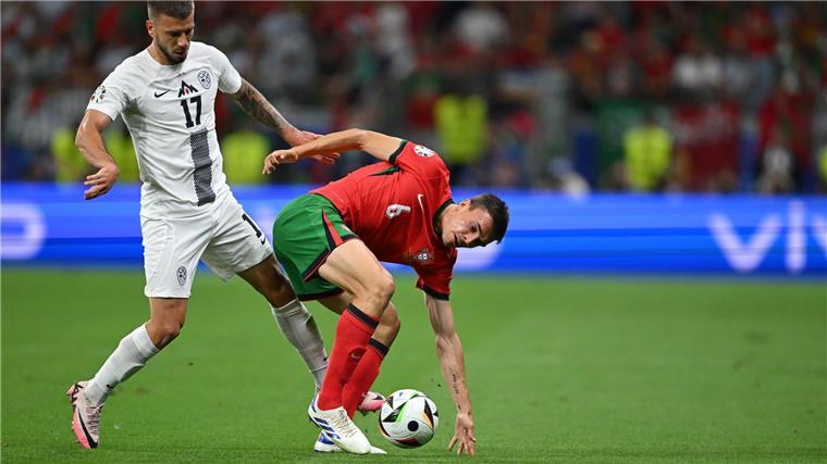 Portugal-Coach empfiehlt FC Bayern Palhinha Galt bereits als Bayern-Kandidat: Portugals Joao Palhinha (r).